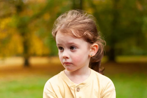 Indah Lucu Berambut Merah Gadis Kecil Musim Gugur Taman Luar — Stok Foto