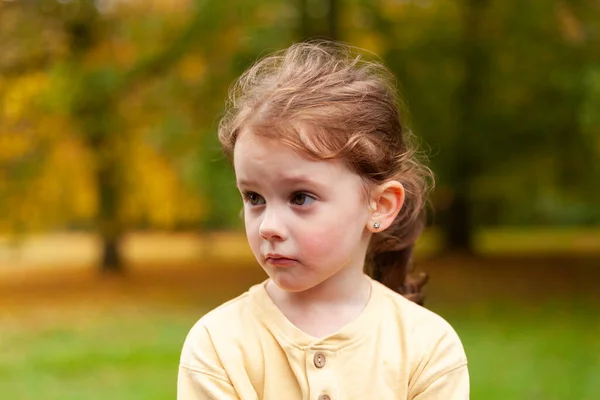 Schöne Süße Rothaarige Kleine Mädchen Herbst Park Freien Schönes Baby — Stockfoto