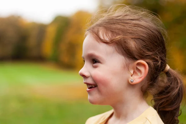 Милая Рыжеволосая Девочка Осеннем Парке Свежем Воздухе Прекрасный Ребенок Перед — стоковое фото