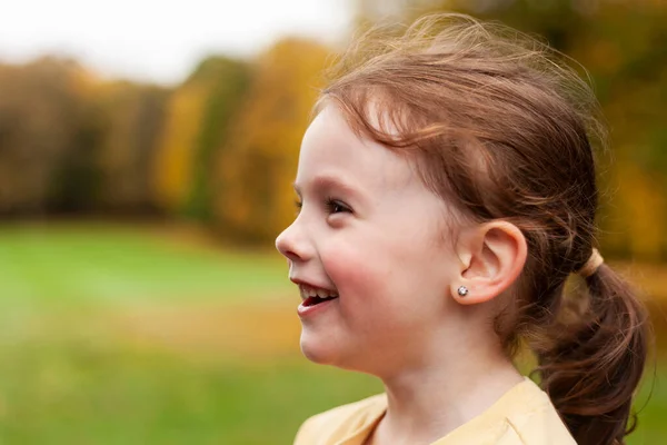 Schöne Süße Rothaarige Kleine Mädchen Herbst Park Freien Schönes Baby lizenzfreie Stockbilder