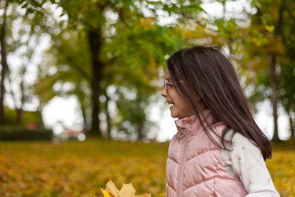 Девочка Длинными Волосами Очках Прогулке Осеннем Парке Красивый Ребенок Теплом — стоковое фото