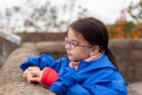 Ein Hübsches Kleines Mädchen Mit Brille Rotem Verband Arm Und Stockfoto