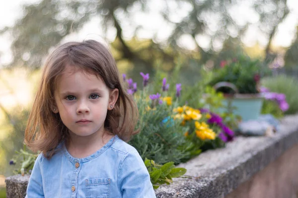 Una Pequeña Niña Preescolar Hermosa Está Pie Vestido Azul Denim —  Fotos de Stock