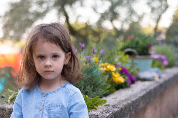 Una Niña Preescolar Hermosa Vestido Mezclilla Encuentra Sobre Fondo Borroso —  Fotos de Stock