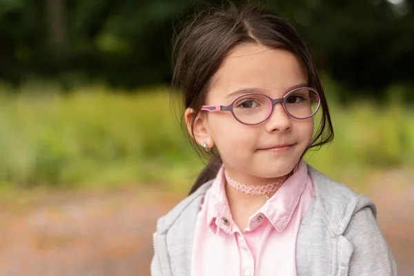Gadis Kecil Berkacamata Dan Jaket Jalan Anak Gadis Pintar Yang — Stok Foto