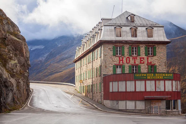 Mountain Hotel Negli Altopiani Svizzeri Offre Una Vista Mozzafiato Rifugio Immagine Stock