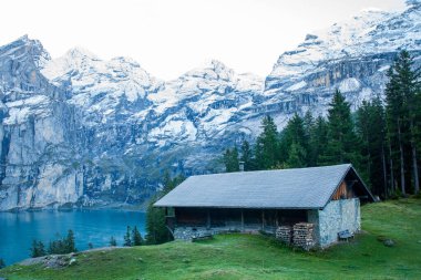 İsviçre 'de Oeschinensee yakınlarındaki dağlarda ahşap bir ev..