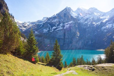 Oeschinensee Gölü 'nün güzel manzarası ve İsviçre, Alpler' deki dağlar.