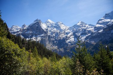 İsviçre 'de Oeschinensee yakınlarında büyüleyici bir dağ manzarası, bölgenin büyüleyici doğal güzelliğini gözler önüne seriyor.