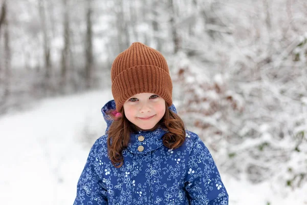 Retrato Una Niña Con Chaqueta Azul Sombrero Bosque Invernal — Foto de Stock