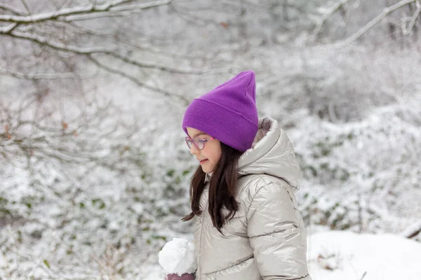 Retrato Una Niña Bosque Invierno Una Chica Con Sombrero Abrigo — Foto de Stock