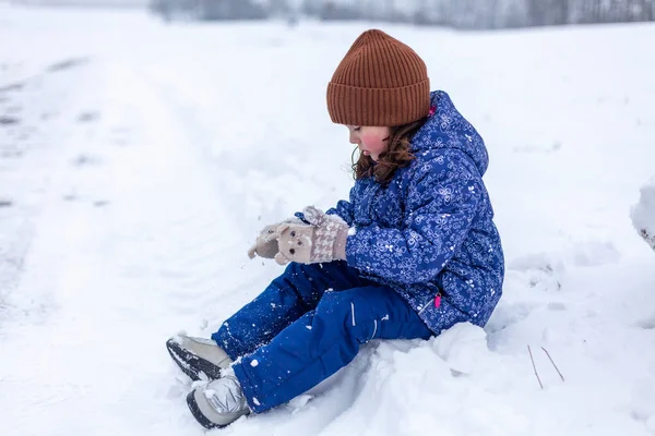 Küçük Kız Kış Parkında Karla Oynuyor Çocuklar Için Kış Etkinlikleri — Stok fotoğraf