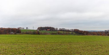 Sonbahar manzarasının panoramik manzarası tarlalar ve ormanlarla.