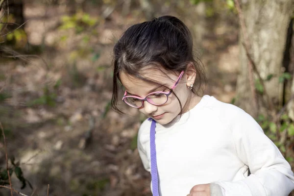 Nettes Kleines Mädchen Mit Brille Wald Selektiver Fokus — Stockfoto