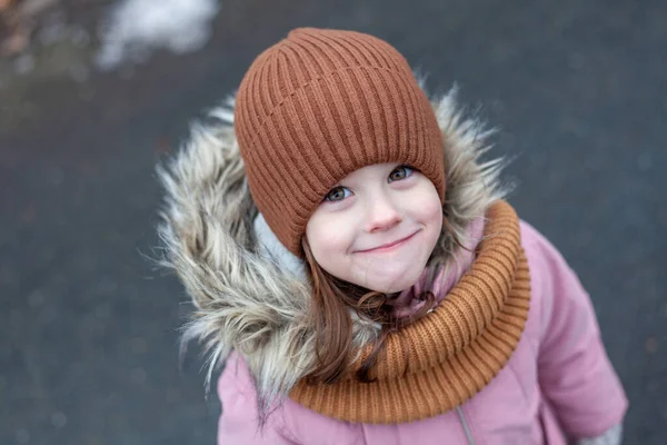 Porträt Eines Süßen Kleinen Mädchens Mit Wintermütze Und Schal — Stockfoto