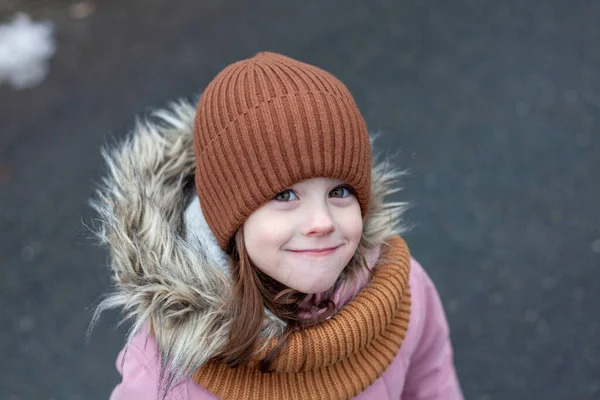 Retrato Aire Libre Niña Adorable Con Sombrero Invierno Cálido Abrigo — Foto de Stock