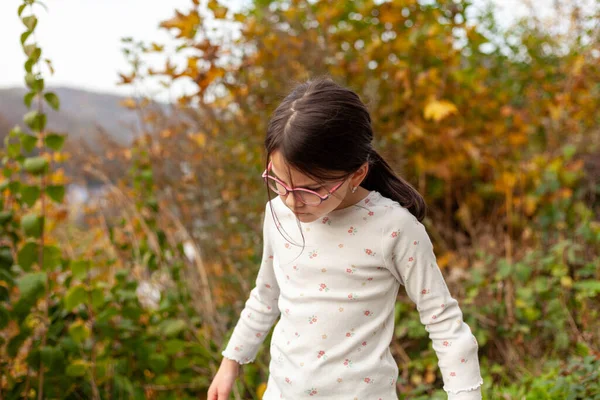 Nettes Kleines Mädchen Mit Brille Spaziert Herbst Durch Den Park — Stockfoto