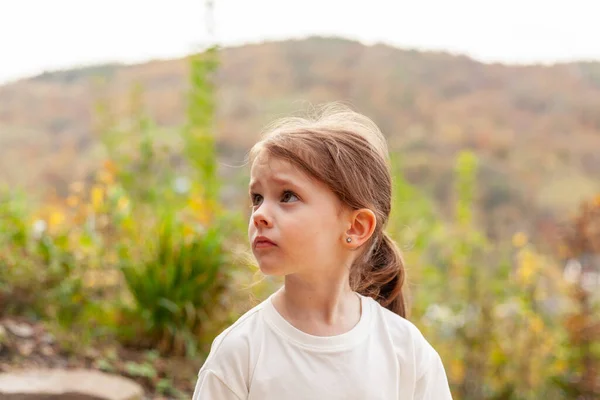 Aranyos Kislány Portréja Fehér Pólóban Őszi Természet Hátterében — Stock Fotó