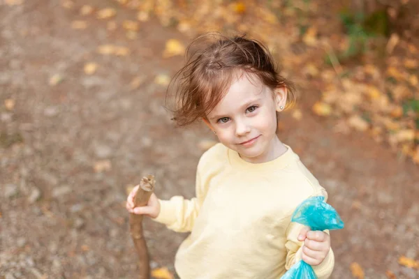 Meisje Dat Met Herfstbladeren Speelt Het Park Outdoor Portret — Stockfoto