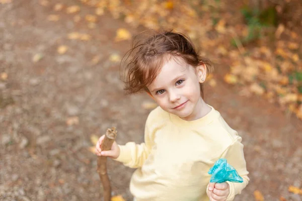 Kleines Mädchen Herbstpark Selektiver Fokus Natur — Stockfoto