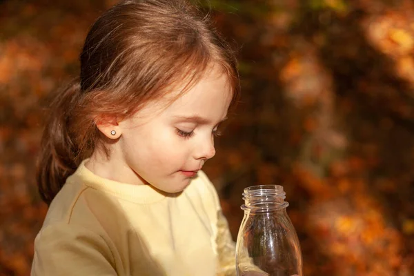 Linda Niña Bebiendo Agua Una Botella Parque Otoño — Foto de Stock