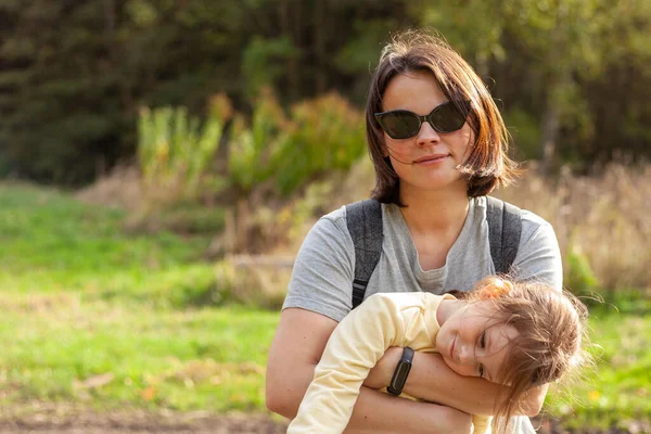 Ung Mor Med Sitt Barn Parken Begreppet Lycklig Familj — Stockfoto
