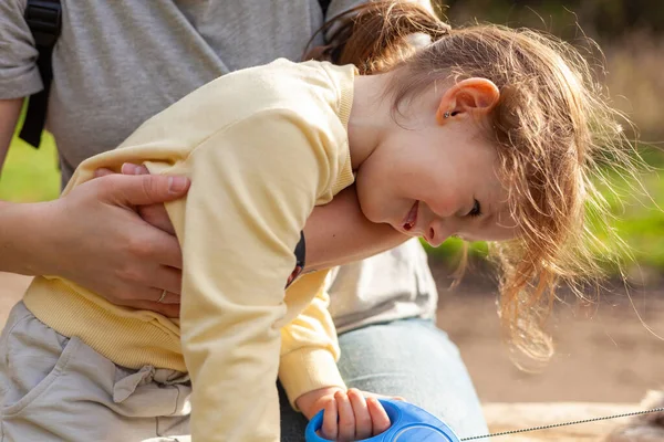 Mor Hjälper Sin Lilla Dotter Att Parken Selektiv Inriktning — Stockfoto