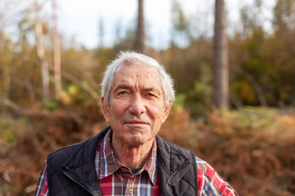 Ritratto Uomo Anziano Nella Foresta Autunnale Focus Selettivo Foto Stock Royalty Free