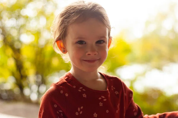 Portret Van Een Schattig Klein Meisje Een Rode Jurk Natuur — Stockfoto