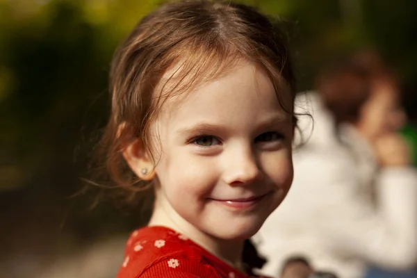 Retrato Uma Menina Vestido Vermelho Parque — Fotografia de Stock