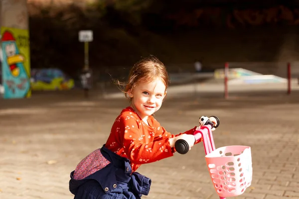 Adorable Petite Fille Apprenant Faire Vélo Dans Parc — Photo