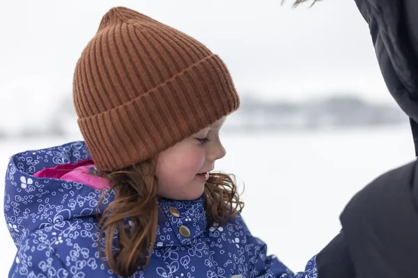 Kışın Giydiği Şapkasıyla Annesine Bakan Tatlı Küçük Bir Kız — Stok fotoğraf