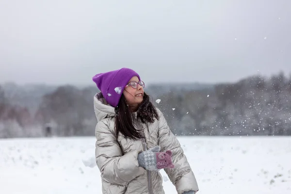 Retrato Una Hermosa Joven Parque Invierno Jugando Con Nieve — Foto de Stock