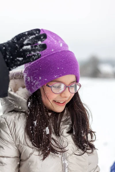 Retrato Una Hermosa Joven Divirtiéndose Nieve — Foto de Stock