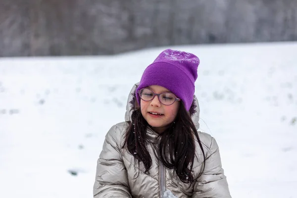 Porträt Eines Kleinen Mädchens Winter Vor Einem Hintergrund Aus Schnee — Stockfoto
