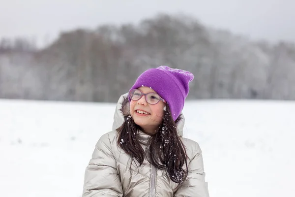 Retrato Una Hermosa Niña Sombrero Púrpura Sobre Fondo Paisaje Invierno — Foto de Stock