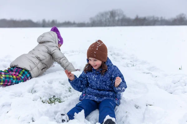 Dos Niñas Divirtiéndose Nieve Concepto Vacaciones Invierno — Foto de Stock