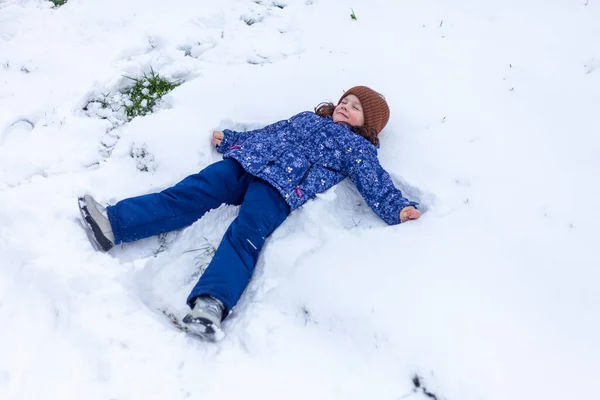 Bambina Sdraiata Sulla Neve Che Diverte Nel Parco Invernale — Foto Stock