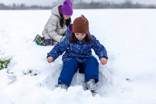 Küçük Kız Kız Kardeşi Kış Parkında Karla Eğleniyorlar — Stok fotoğraf