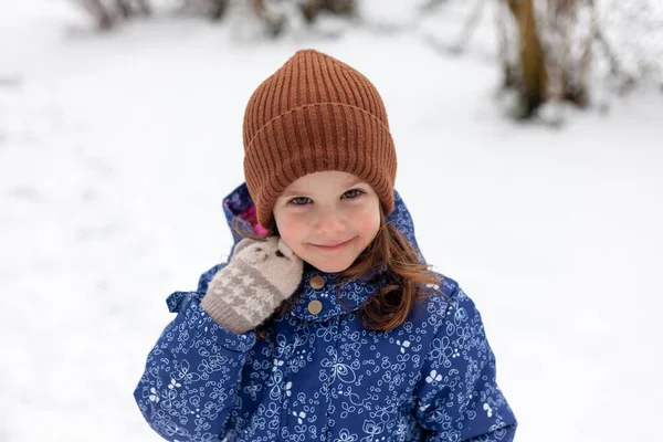 Porträtt Söt Liten Flicka Vinterkläder Naturen — Stockfoto