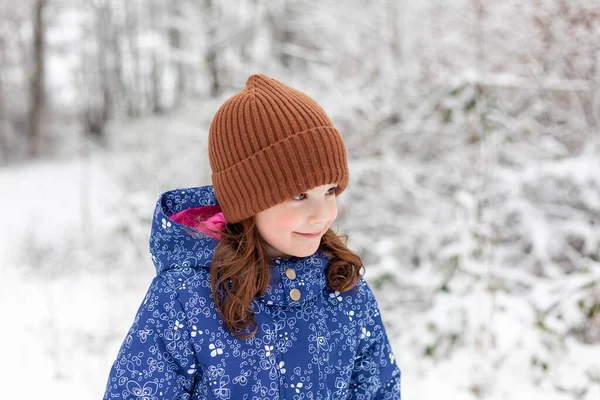 Portrait Cute Little Girl Winter Forest Girl Wearing Warm Hat — Stock Photo, Image