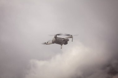 Bulutlu gökyüzünde uçan İHA, arka plan olarak fotoğraf, dijital görüntü