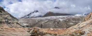 İsviçre Alplerindeki Aletch Buzulu 'nun panoramik fotoğrafı. İsviçre 'de Olmenhorn ve Gaeisshorn dağlarının arka planına karşı kocaman kirli buz blokları