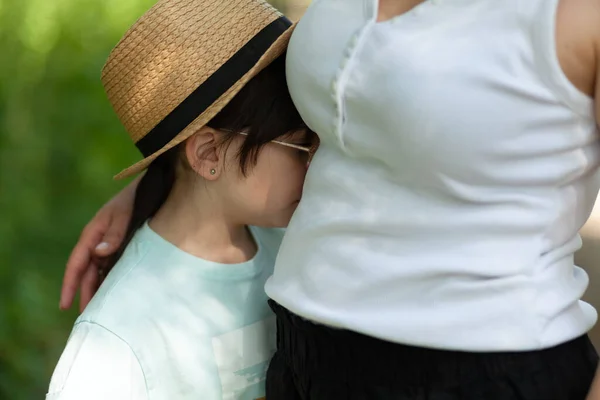 夏の日に公園で抱き合っている母と娘 — ストック写真