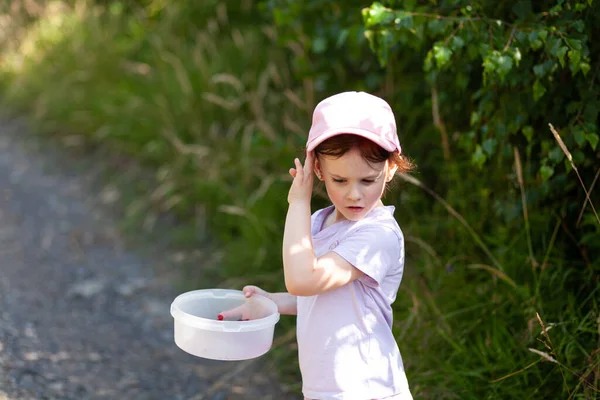Маленька Дівчинка Грає Відром Води Парку Сонячний День — стокове фото