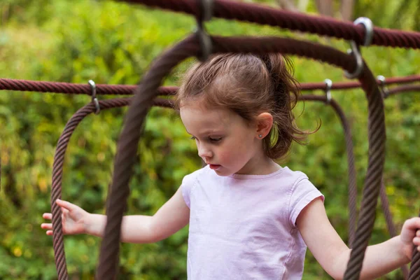 Αξιολάτρευτο Κοριτσάκι Που Διασκεδάζει Μια Παιδική Χαρά Σχοινί Στο Πάρκο — Φωτογραφία Αρχείου