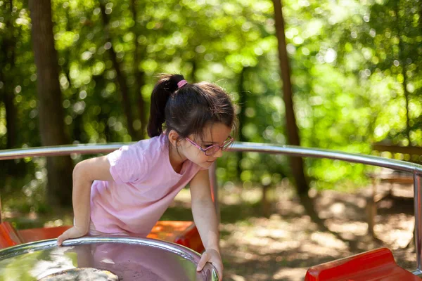 Κοριτσάκι Που Παίζει Στο Πάρκο Μια Ηλιόλουστη Μέρα Επιλεκτική Εστίαση — Φωτογραφία Αρχείου
