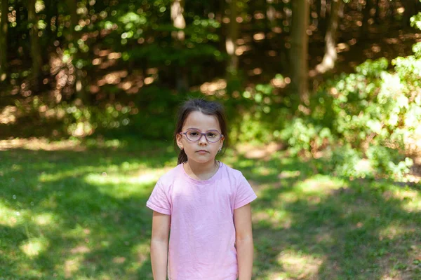 Nettes Kleines Mädchen Mit Brille Steht Einem Sonnigen Tag Park — Stockfoto