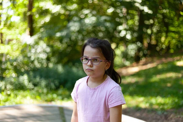 Porträt Eines Süßen Kleinen Mädchens Mit Brille Park — Stockfoto