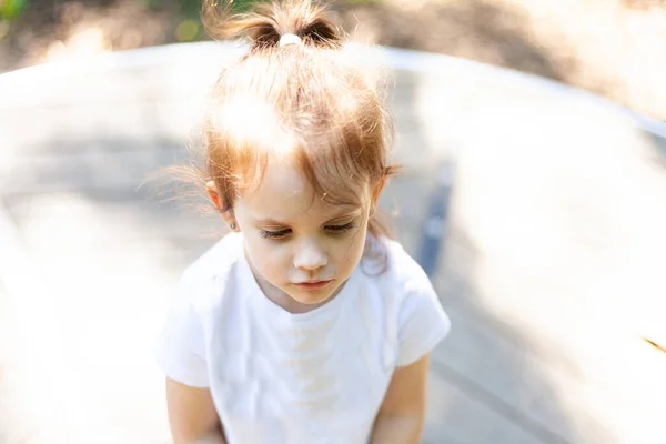 Nettes Kleines Mädchen Spielt Auf Dem Spielplatz Park Selektiver Fokus — Stockfoto
